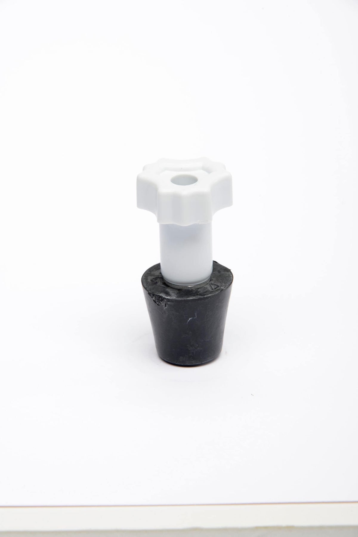 Aladdin Rubber Winter Plug #4 w/ White Easy Grip Knob for 3/4" & 1" Pipe